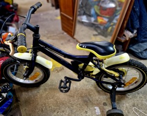 Vélo enfant avec petites roues stabilisatrices
