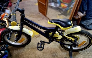 Vélo enfant avec petites roues stabilisatrices