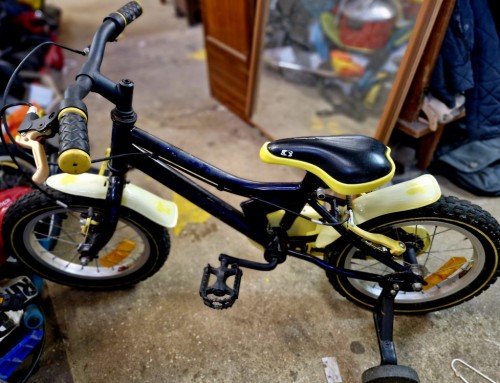 Vélo enfant avec petites roues stabilisatrices