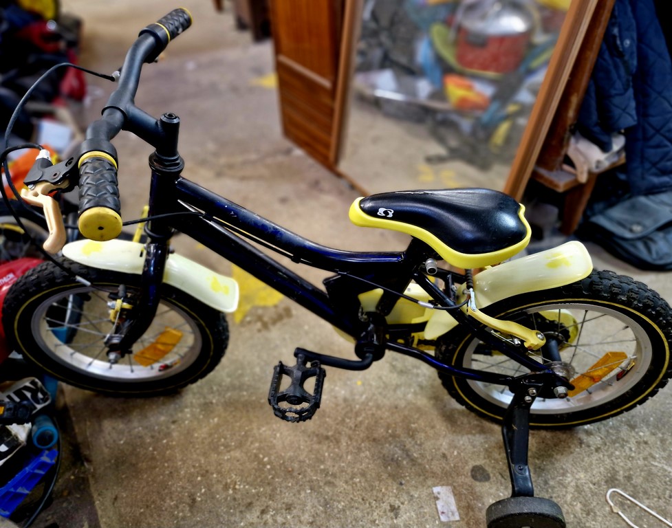 Vélo enfant avec petites roues stabilisatrices