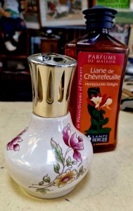 Lampe à pétrole avec un flacon de parfum