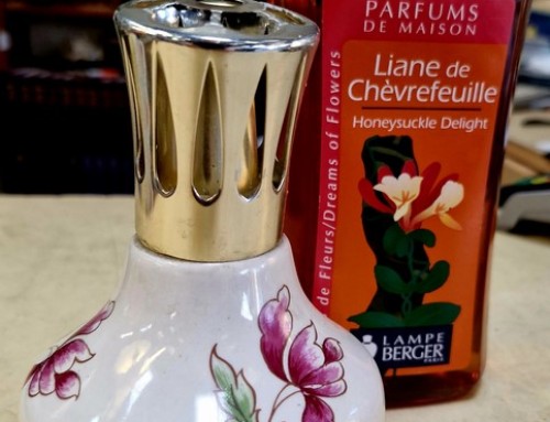 Lampe à pétrole avec un flacon de parfum