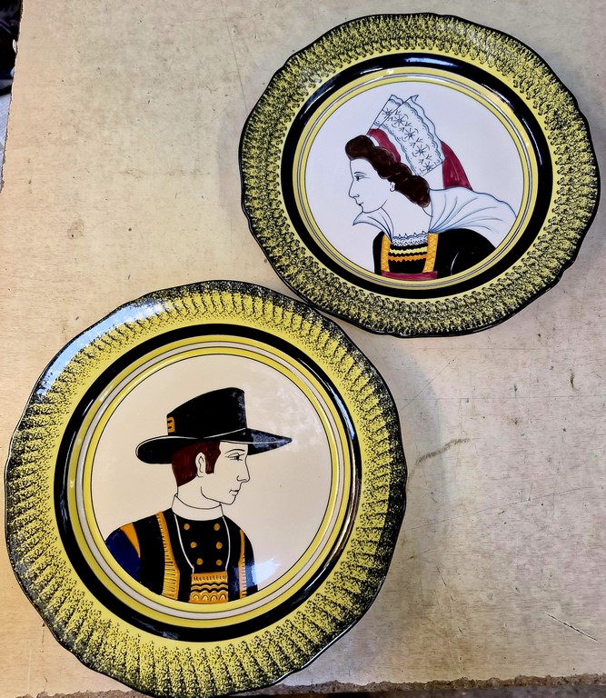 Assiette Henriot costume