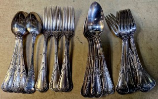 Lot de couverts Monogrammés en métal argenté