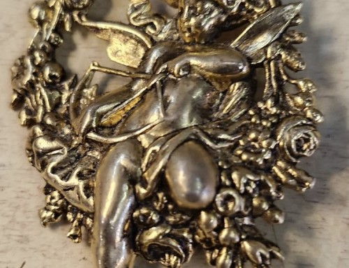 Broche Chérubin en bronze