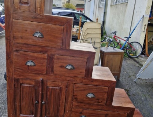 Meuble escalier en bois exotique