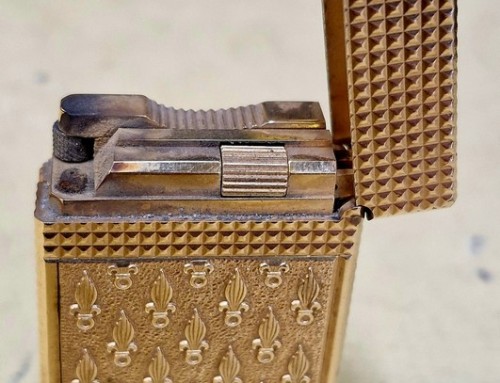 Briquet DUPONT en plaqué or à motifs « Fleurs de Lys »
