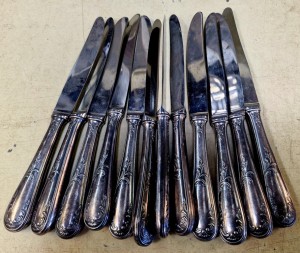 Ensemble de 12 couteaux manches en métal argenté