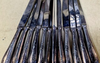 Ensemble de 12 couteaux manches en métal argenté