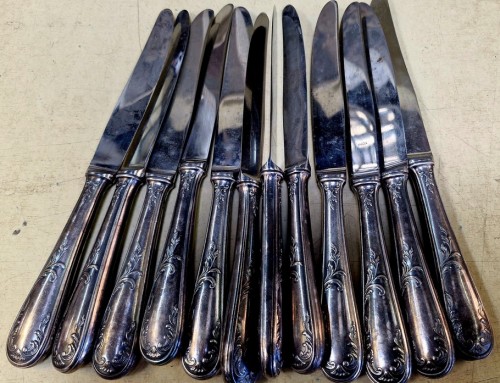 Ensemble de 12 couteaux manches en métal argenté