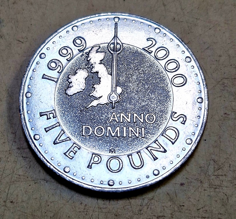 Pièce de "Five Pounds" anglaise émise pour le changement de millénaire