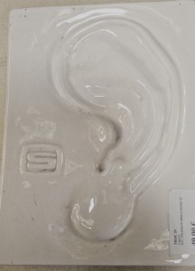 Céramique d'art en forme d'oreille signée "S"