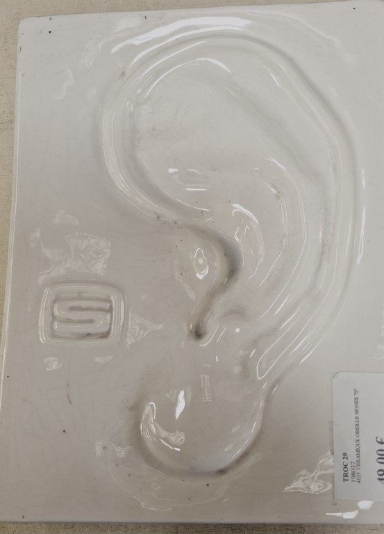 Céramique d'art en forme d'oreille signée "S"