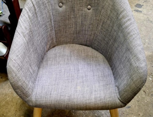 Fauteuil en tissu gris et piètement bois