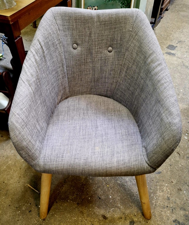 Fauteuil en tissu gris et piètement bois