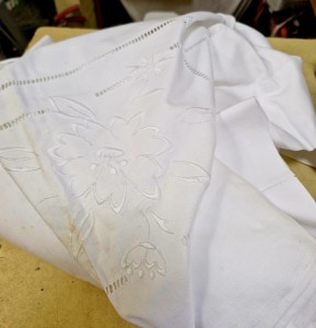 Drap ancien brodé