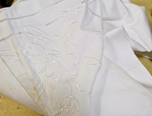 Drap ancien brodé