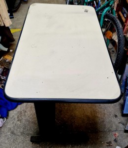 Bureau en métal et mélaminé