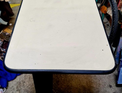 Bureau en métal et mélaminé