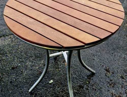 Petite table ronde d&rsquo;extérieur en bois et métal