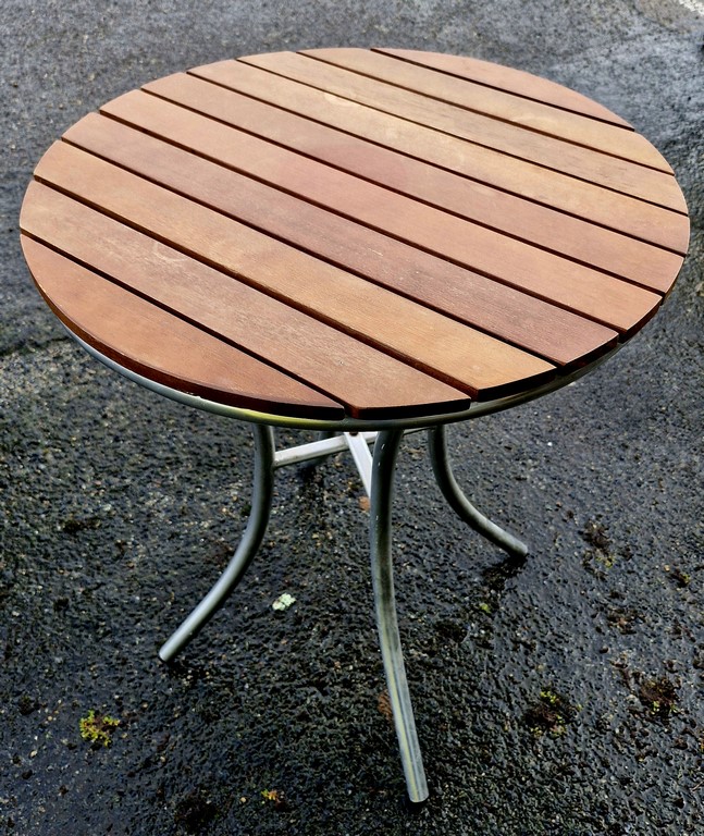 Petite table ronde d'extérieur en bois et métal