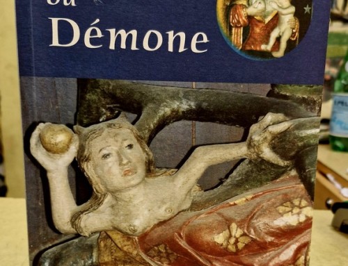 Vierge ou démone statuaire insolite en Bretagne par Hiroko Amemiya