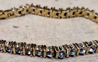 Joli bracelet doré avec brillants synthétiques