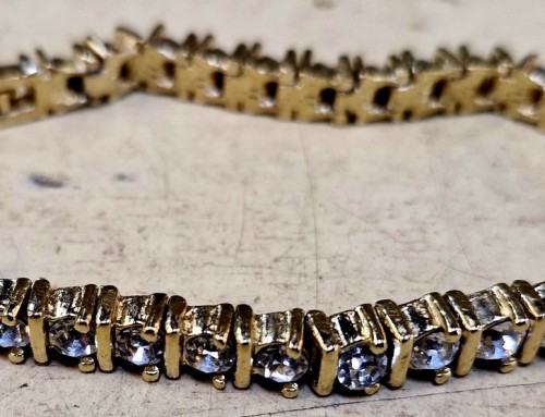 Joli bracelet doré avec brillants synthétiques