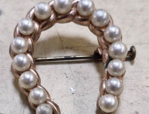 Broche fer à cheval (porte-bonheur) métal doré et perles