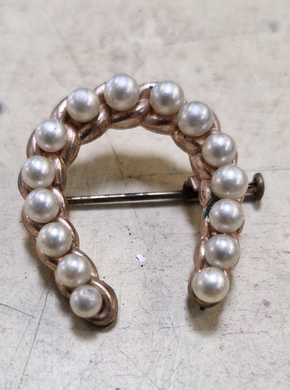 Broche fer à cheval (porte-bonheur) métal doré et perles