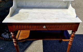 Table de toilette dessus marbre