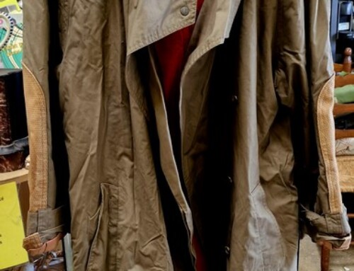 Imperméable avec avant-bras en cuir et doublure rouge