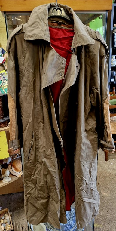 Imperméable avec avant-bras en cuir et doublure rouge