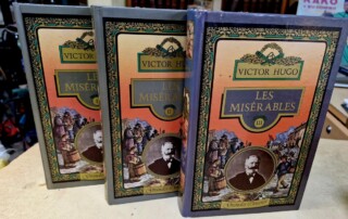 Livres les misérables de Victor Hugo en 3 volumes