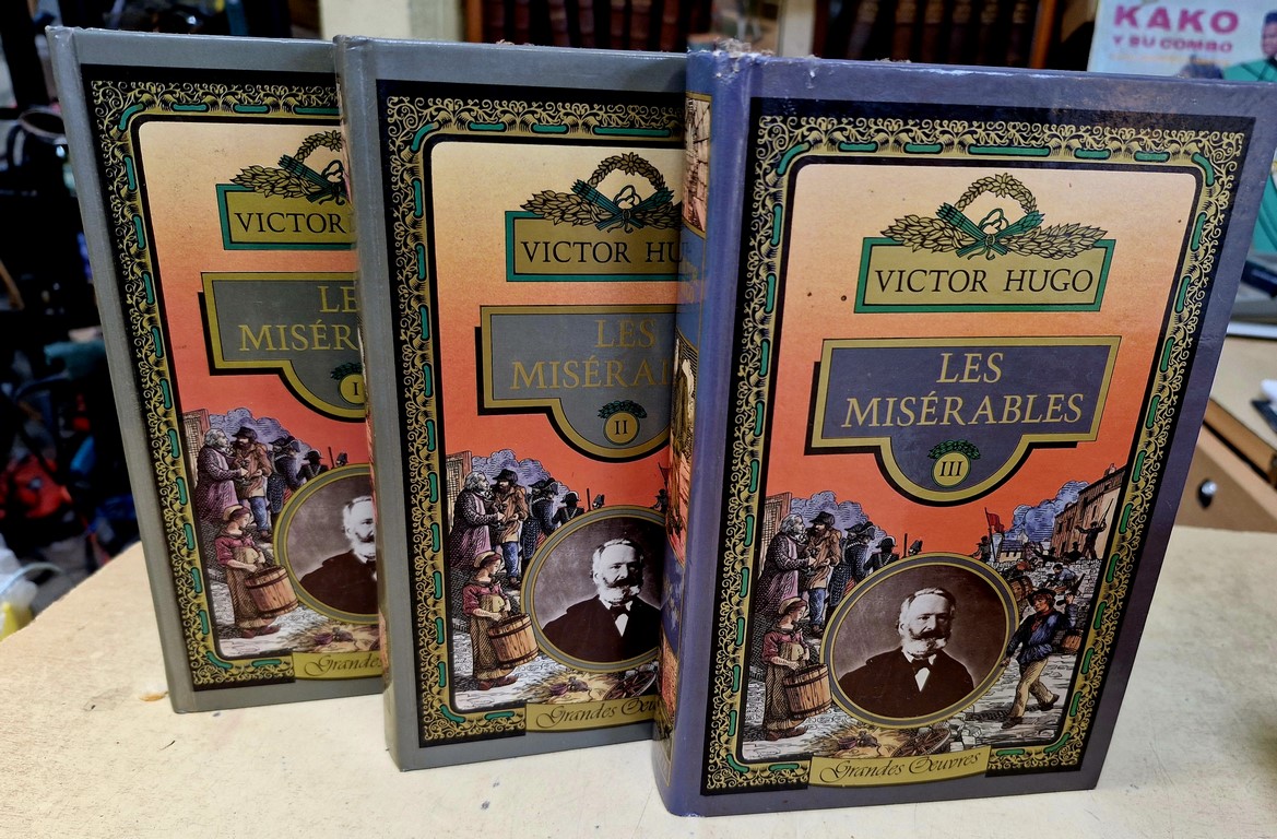 Livres les misérables de Victor Hugo en 3 volumes