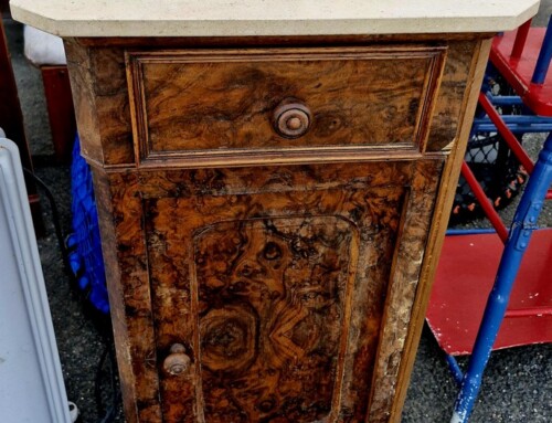 Table de nuit dessus marbre