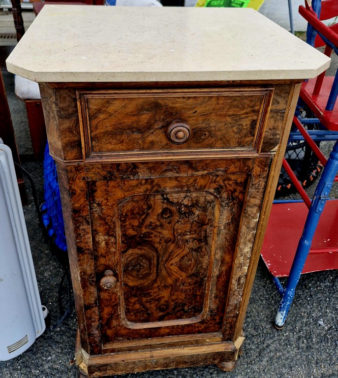 Table de nuit dessus marbre