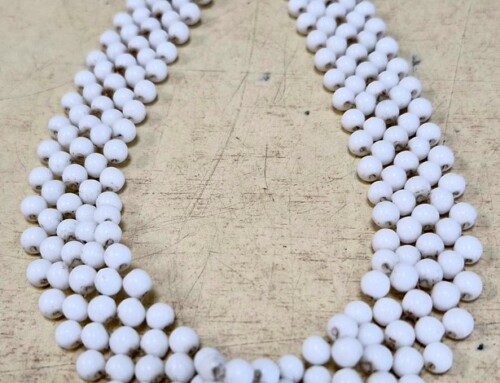 Collier ancien à perles blanches
