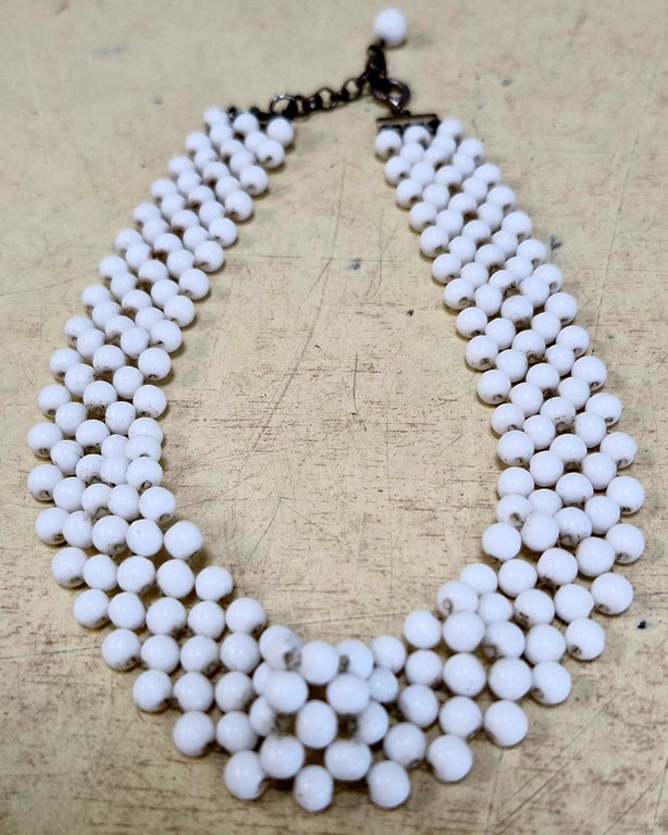 Collier ancien à perles blanches