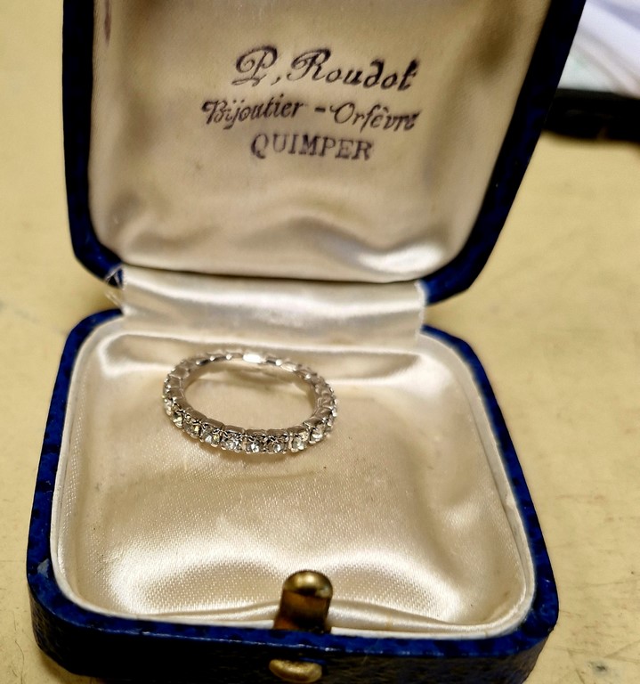 Jolie bague avec brillants synthétiques