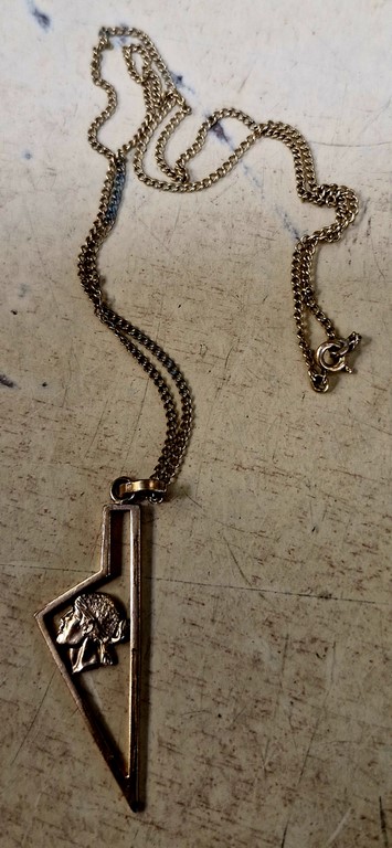 Chaine avec pendentif corse plaqué or