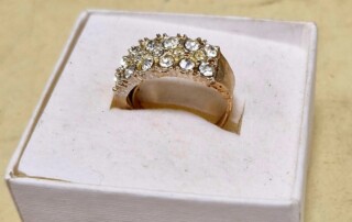 Jolie bague avec brillants synthétiques