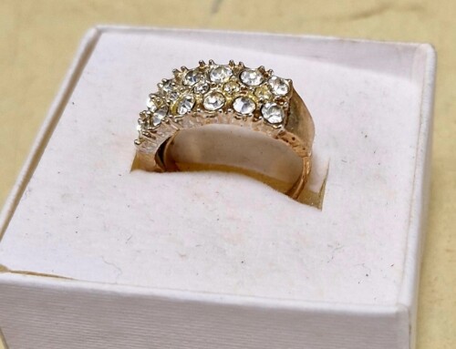 Jolie bague avec brillants synthétiques