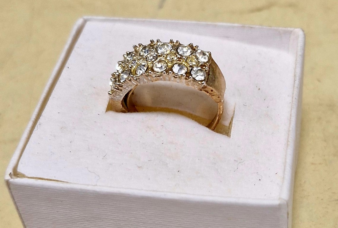 Jolie bague avec brillants synthétiques
