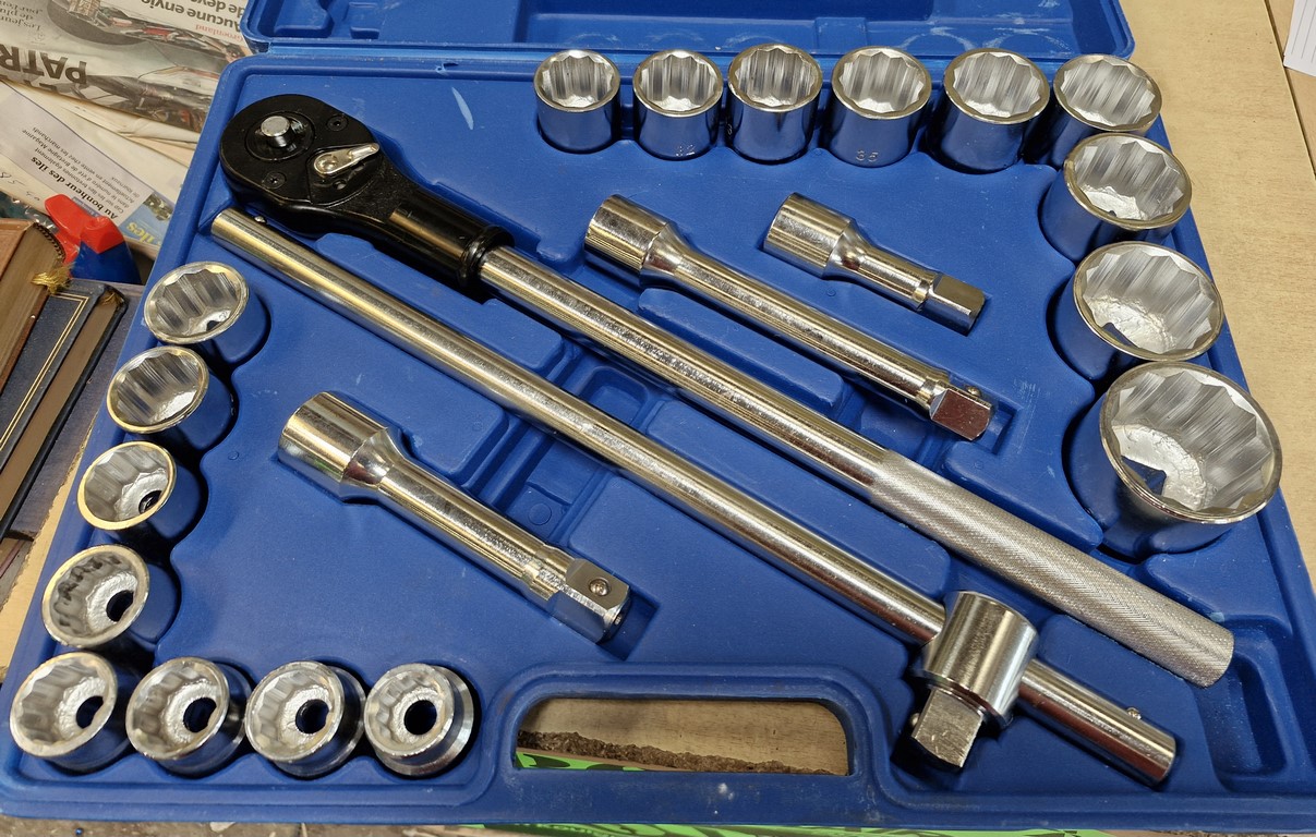 Boite à douilles avec clé à cliquet