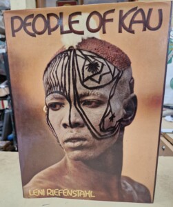 Livre en anglais du photographe Leni RIEFFENSTAHL "People of KAU"