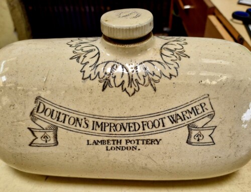 Bouillotte en grès anglaise de chez Doulton&rsquo;s Improved Foot Warmer Lambeth Pottery London