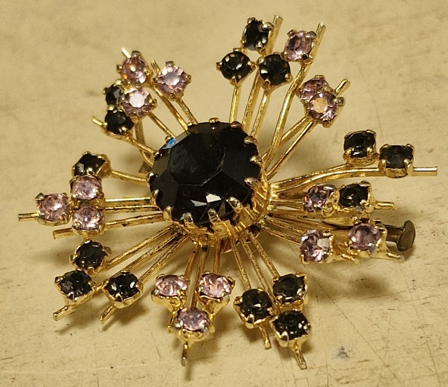 Jolie broche dorée et incrustations noires et roses