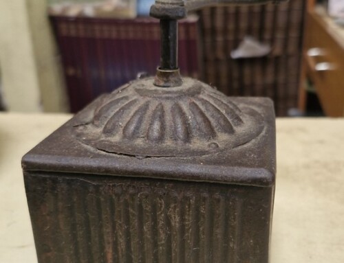 Rare et ancien moulin à café métallique