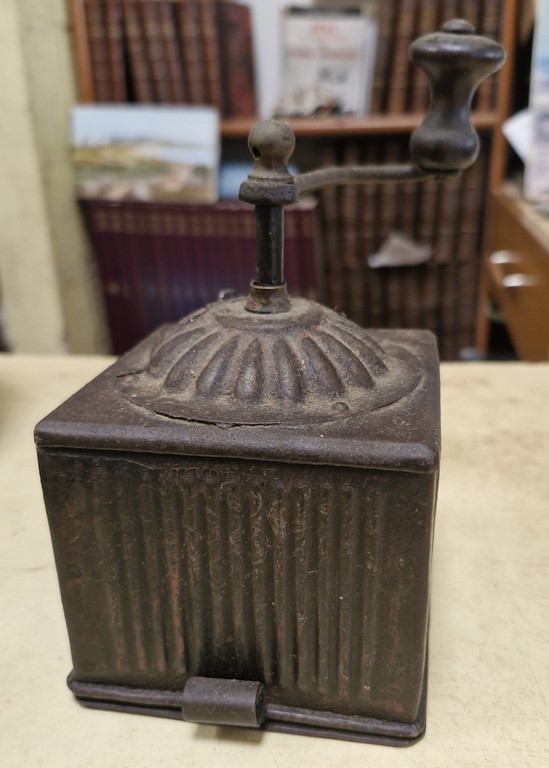 Rare et ancien moulin à café métallique